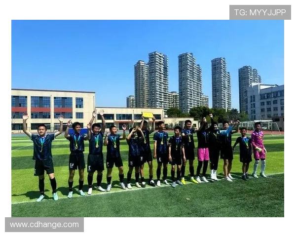 全国锦标赛回顾：杭州足球队展现出色耐力与团队精神的精彩表现